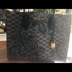 MICHAEL KORS NAVY PAISLEY MERCER LARGE TOTE PURSE